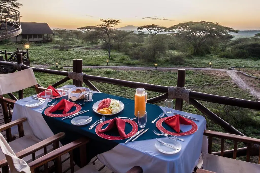 Lake Ndutu Luxury Safari Lodge in Southern Serengeti. Morning breakfast in the bush.